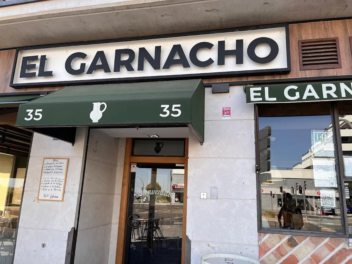 Fachada del restaurante con la pizarra del menú del día